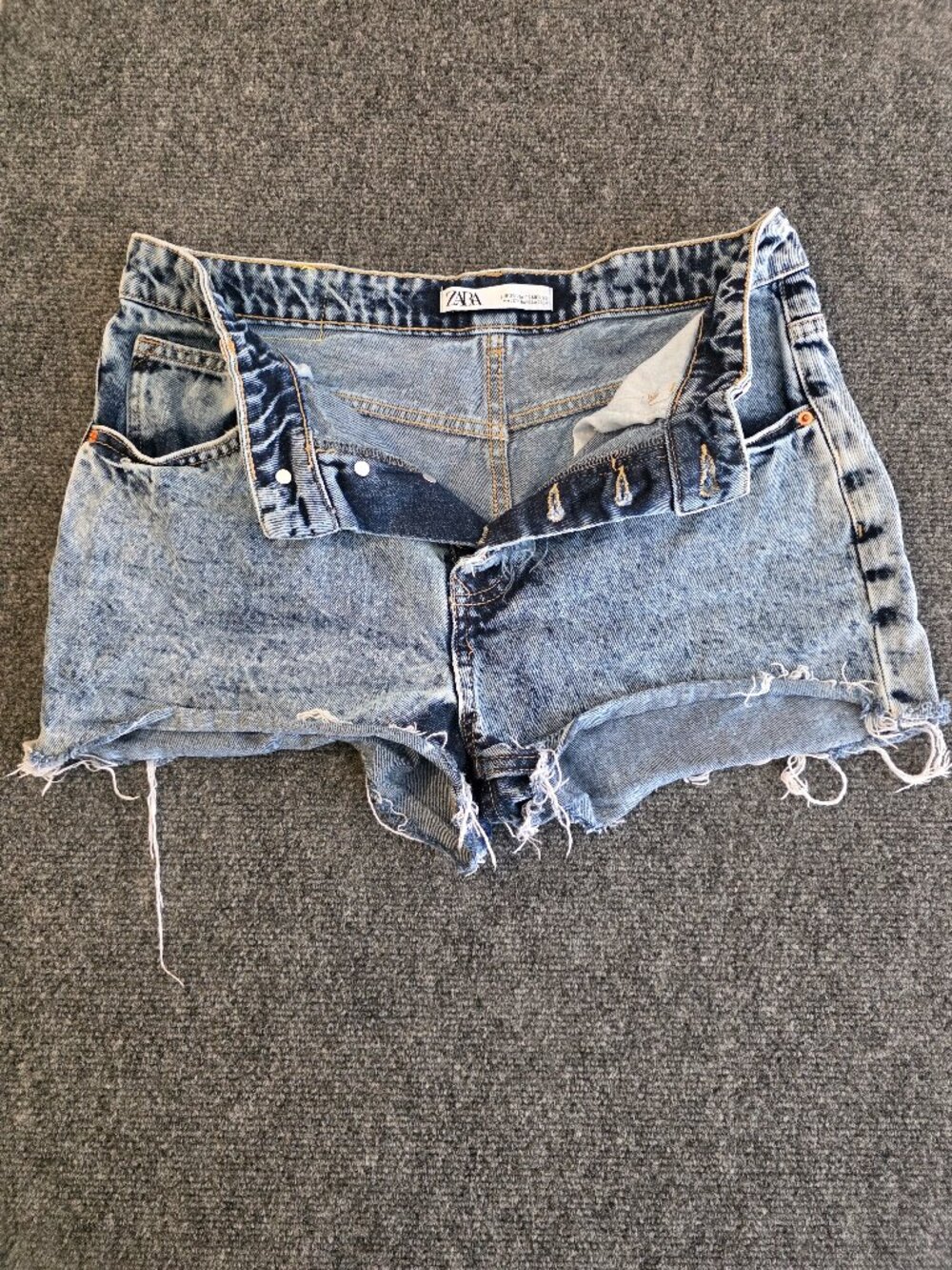 Zara Distressed Denim Cutoff Shorts Size 6/28 Light Wash